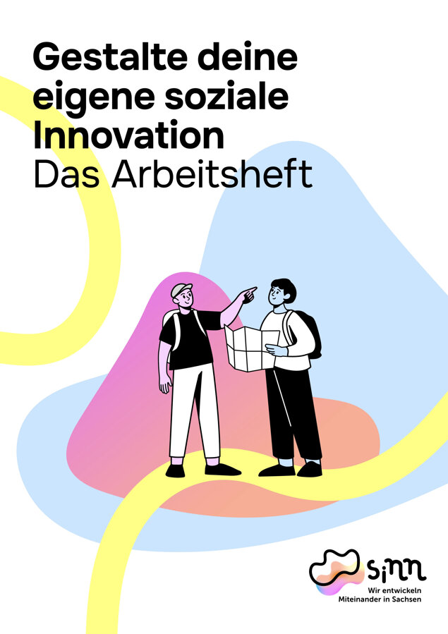 Titelbild eines Arbeitshefts mit der Überschrift „Gestalte deine eigene soziale Innovation – Das Arbeitsheft“. Darunter sind zwei gezeichnete Personen zu sehen: eine zeigt nach vorn, die andere hält eine aufgeschlagene Karte in der Hand. Beide tragen Rucksäcke, als wären sie gemeinsam auf einer Entdeckungsreise. Im Hintergrund sind bunte, organisch geformte Farbflächen in Blau, Rosa, Gelb und Orange zu sehen. Unten rechts steht das Logo von „sinn – Wir entwickeln Miteinander in Sachsen“.