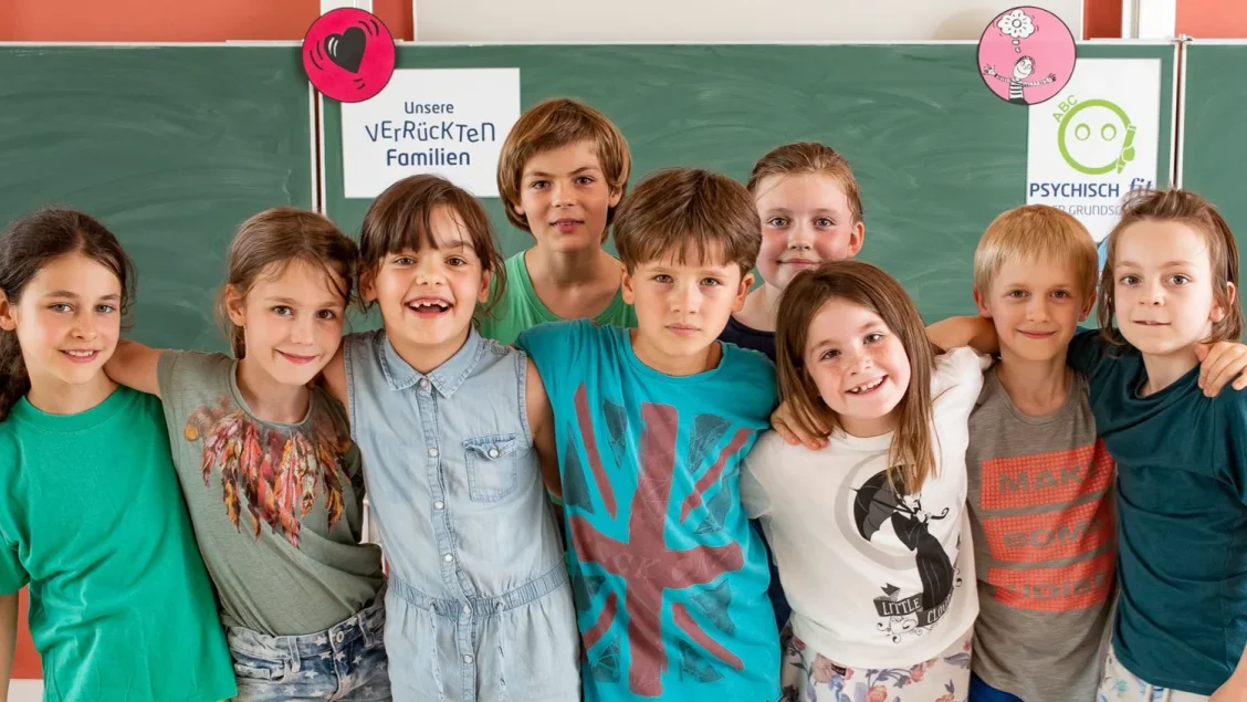 Irrsinnig_Menschlich_Unsere_verrueckten_Familien_Gruppe Irrsinnig Menschlich