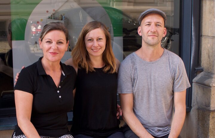 Drei Menschen sitzen nebeneinander. Sie lächeln in die Kamera. - Link: Das Innovations-Sofa. Diesmal mit dem Team von bring-together