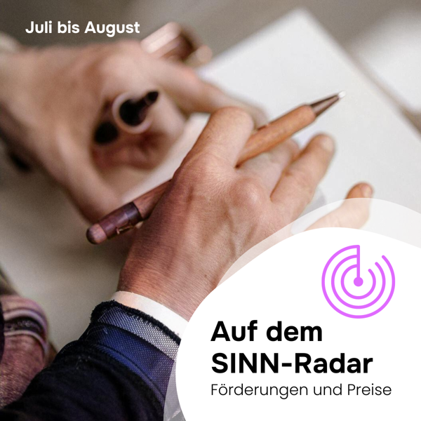 Zwei Hände. Eine hält einen Stift und schreibt.