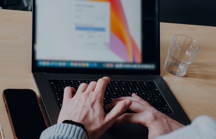 Eine Hand tippt auf einem Laptop. Man sieht nur einen Ausschnitt keinen ganzen Menschen. - Link: SINN Online-Werkstatt für eure Herausforderungen am 23. Juni