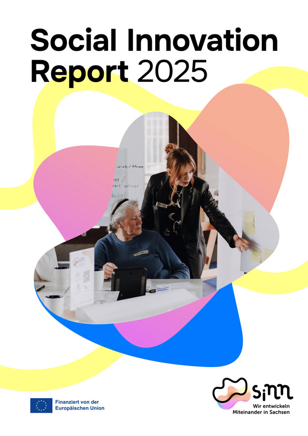Auf dem Cover sind eine junge und eine ältere Person zu sehen. die jüngere Person zeigt der älteren Person etwas auf einem Whiteboard. Unter dem Foto liegen verschieden farbige, organische Farbflächen. Das Cover trägt den Titel Social Innovation Report 2025