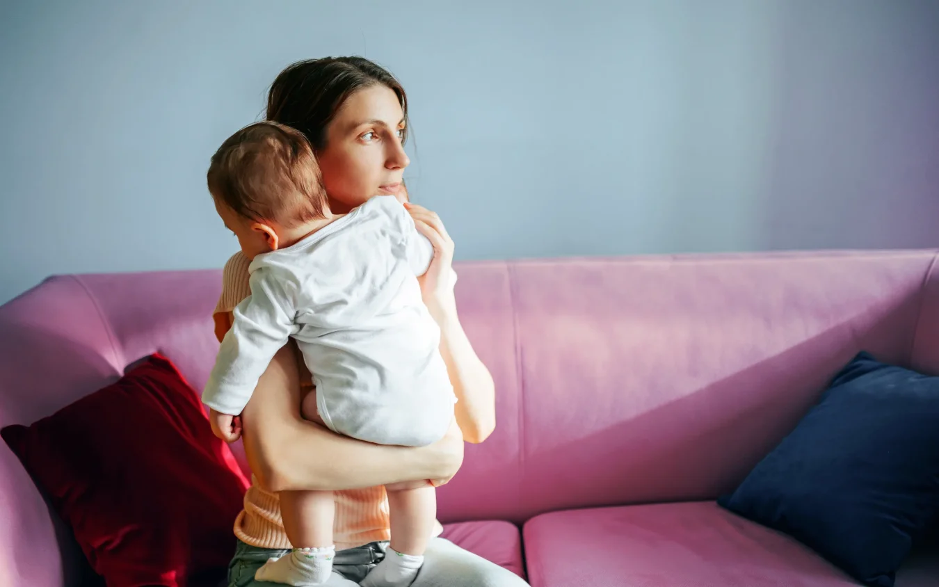 Frau-mit-Baby_AdobeStock_462308023_pink_1_