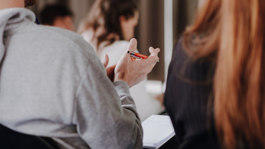 Früher war alles ... schlechter - Medien Man sieht eine Person von hinten mit Stift in der Hand. Es sind nur der Rücken und die Hände zu sehen. - Früher was alles ... schlechter - Medien