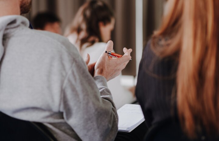 Man sieht eine Person von hinten mit Stift in der Hand. Es sind nur der Rücken und die Hände zu sehen. - Link: Früher was alles ... schlechter - Medien