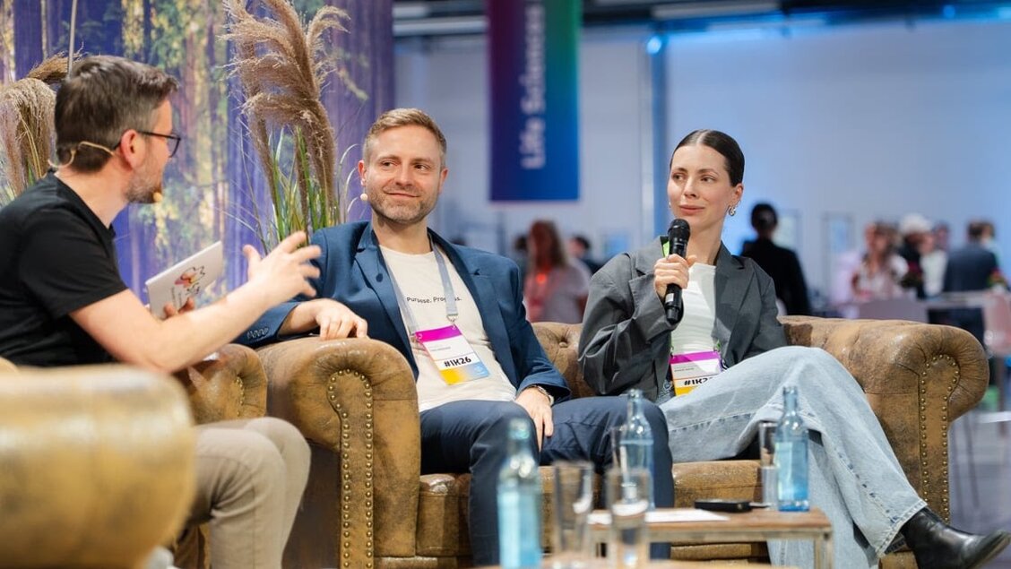 Drei Menschen sitzen auf Sofas. Alle haben Mikros. Sie reden miteinander. - SINN auf der Sächsischen Innovationskonferenz