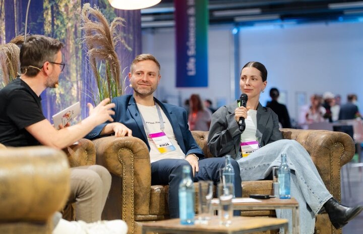 Drei Menschen sitzen auf Sofas. Alle haben Mikros. Sie reden miteinander. - Link: SINN auf der Sächsischen Innovationskonferenz