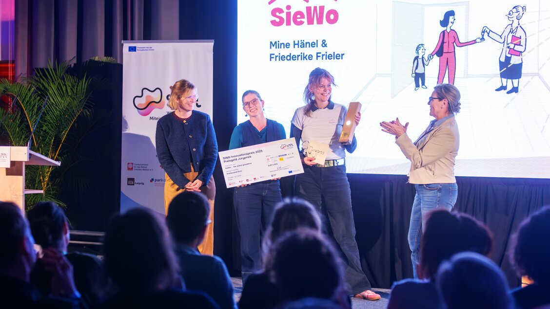 SINN zeichnet Schutzprojekt für Opfer häuslicher Gewalt und Krebsaufklärungs-Plattform mit Innovationspreis aus und veröffentlicht den Social Innovation Report 2025