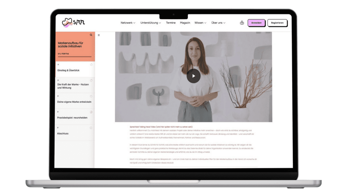 Man sieht einen Computerbildschirm. Auf diesem sieht man das Video einer Frau und darunter Text. - Unsere Lermodule sind online - u. a. Wirkungsmessung