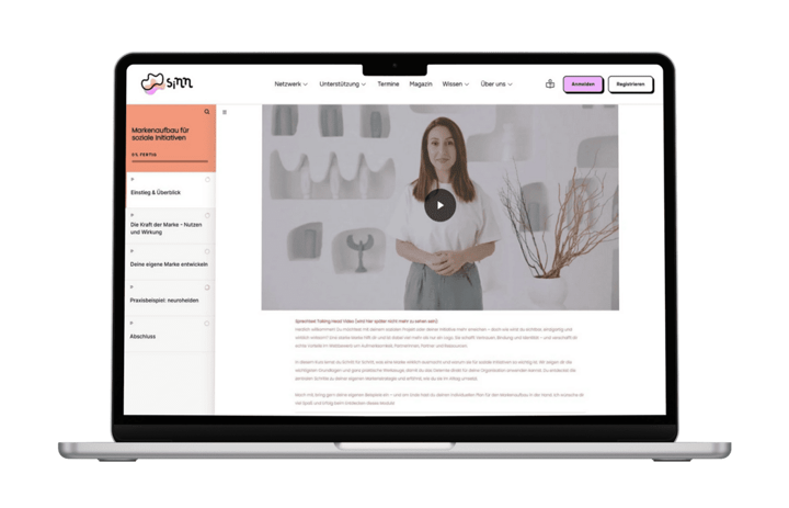 Man sieht einen Computerbildschirm. Auf diesem sieht man das Video einer Frau und darunter Text. - Link: Unsere Lermodule sind online - u. a. Wirkungsmessung
