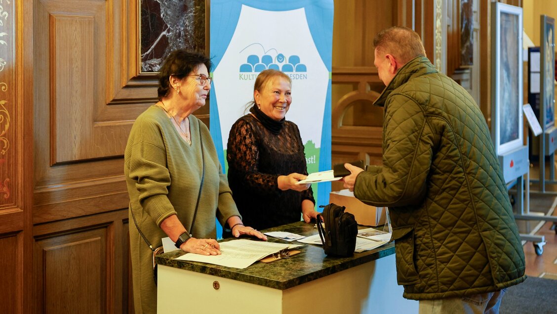 Kartenausgabe Sondervorstellung Hänsel und Gretel in der Semperoper Foto: Daniel Wolf - Das Innovations-Sofa. Diesmal im Interview: Christine Moder